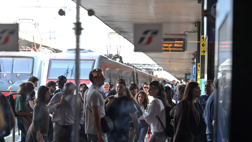 Viaggiatori in attesa alla stazione Termini a causa dei ritardi dovuti a un problema sulla linea elettrica che ha rallentato la circolazione ferroviaria, Roma, 23 ottobre 2023. ANSA/RICCARDO ANTIMIANI