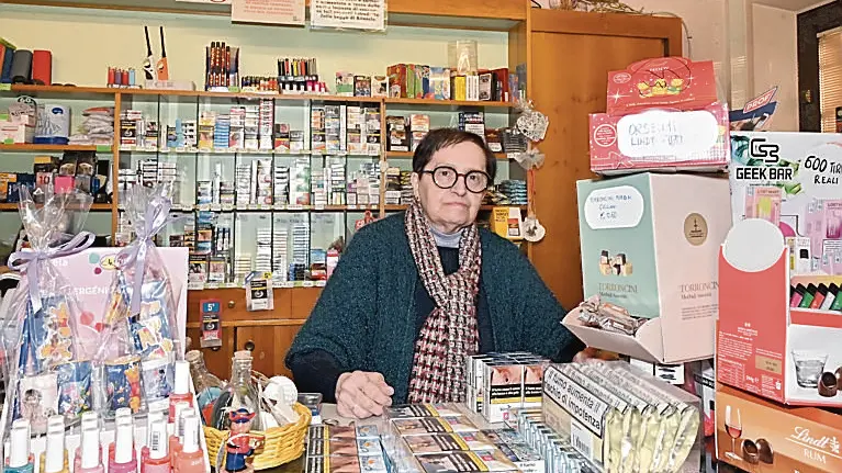 Marta Mesaglio nella sua tabaccheria a Pagnacco