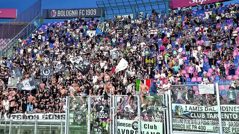 Il colpo d’occhio dello spicchio di stadio tutto friulano al Renato Dall’Ara di Bologna (foto Petrussi)