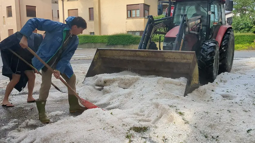 A Vergnacco di Reana del Rojale i cittadini spalano via la grandine come fosse neve