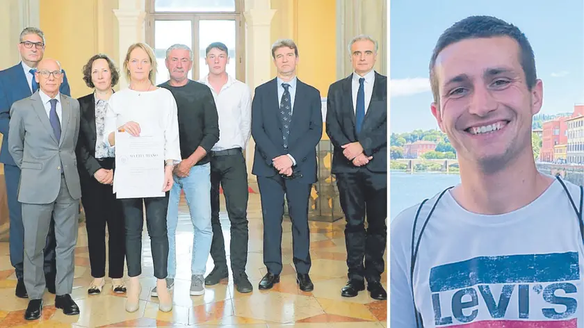 La pergamena consegnata ai familiari di Mattia Miano (a destra un primo piano) all’università di Udine