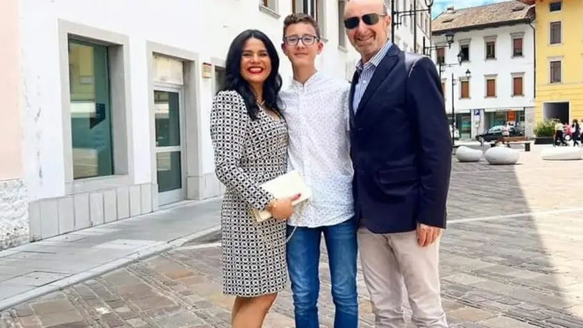 Matteo con i genitori Denise e Roberto: per i familiari si è trattato di febbre Dengue