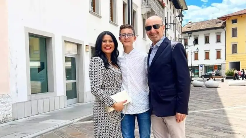 Matteo con i genitori Denise e Roberto: per i familiari si è trattato di febbre Dengue
