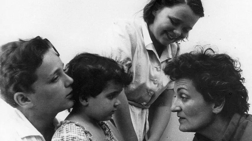 Suso Cecchi d’Amico insieme ai figli, Masolino, Silvia e Caterina a Santa Marinella nell'estate del 1951
