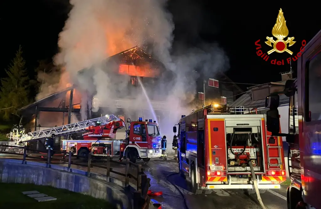 Un incendio è scoppiato nella notte tra il 2 e il 3 maggio su un’abitazione della borgata Mulbach a Sappada. L’immobile, una casa per vacanze di quattro piani che in questo periodo era vuota, è stato avvolto dalle fiamme intorno alla mezzanotte. A dare l’allarme un sappadino residente a poca distanza dall’abitazione in fiamme. Immediato l’intervento dei vigili del fuoco che sono arrivati sul posto in forze. I primi a raggiungere il luogo dell’incendio sono stati i pompieri della stazione di Santo Stefano di Cadore, seguiti a ruota dai colleghi di Tolmezzo e Rigolato e dal funzionario di guardia giunto dalla sede centrale del comando friulano con 2 autoscale e 3 autobotti per un totale di 20 persone al lavoro più una decina di volontari
