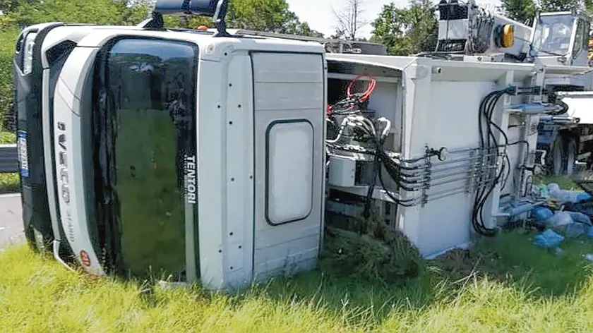 Il camion che si era ribaltato giovedì 17 agosto in località Chiarisacco a San Giorgio di Nogaro