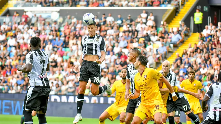 Header of Udinese's Nehuen Perez (C) during the Italian soccer Serie A match Udinese Calcio vs US Salernitana at the Friuli - Dacia Arena stadium in Udine, Italy, 20 August 2022. ANSA/ETTORE GRIFFONI