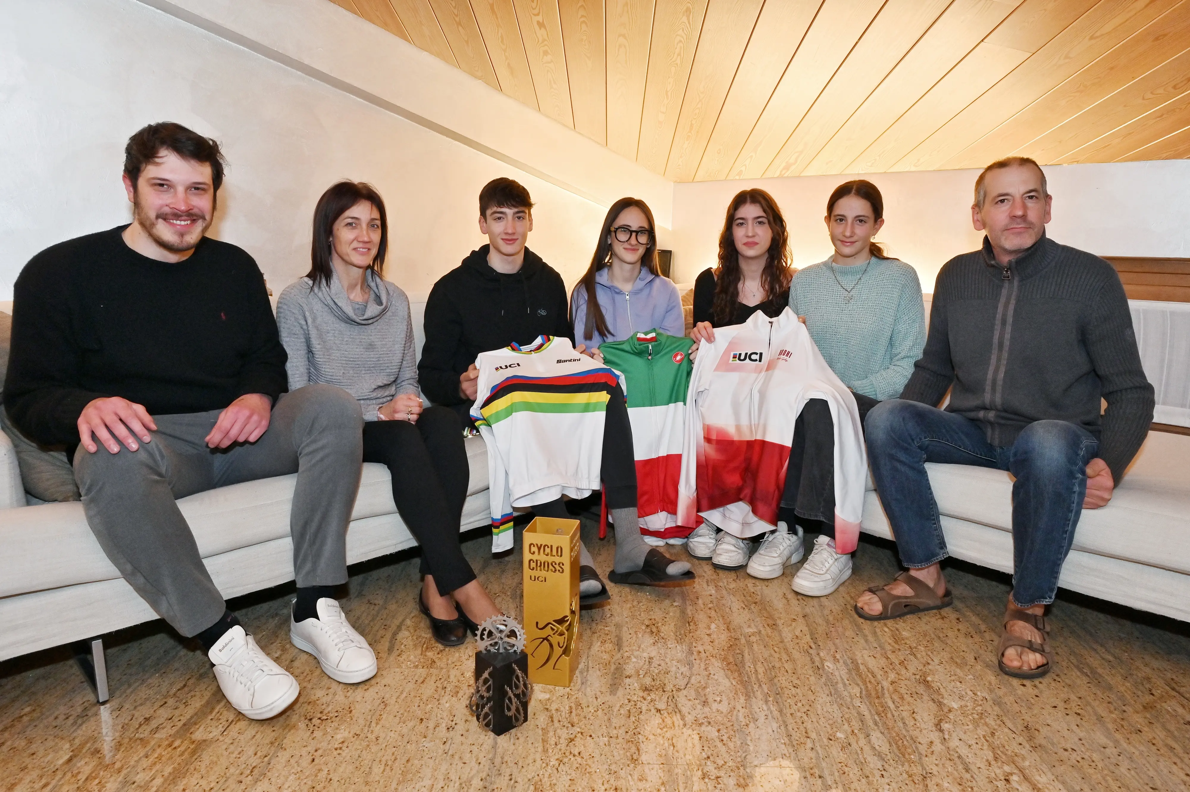 La famiglia Viezzi col preparatore Mattia Pezzarini