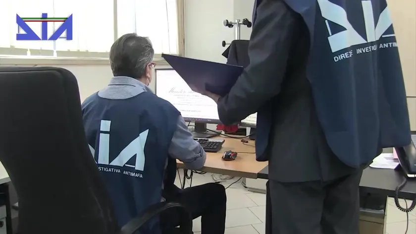 (FRAMES) La Direzione Investigativa Antimafia sta eseguendo un provvedimento emesso dal Tribunale di Catania - Sezione Misure di Prevenzione con il quale è stata disposta la confisca dell'imponente complesso societario e patrimoniale dei congiunti Paratore Antonino e Paratore Carmelo, rispettivamente padre e figlio. Lo rende noto un comunicato della Direzione investigativa antimafia. "I due sono a capo di uno dei gruppi imprenditoriali più importanti della Sicilia orientale, operanti in svariati settori, ma principalmente nella gestione e nello smaltimento dei rifiuti. Negli anni i congiunti sono riusciti a creare una vera e propria galassia di imprese, diversificando le attività della famiglia con società attive nei servizi di pulizia degli ospedali, nel settore immobiliare e nella gestione di un notissimo stabilimento balneare, sito sul litorale catanese", spiega la nota.. "La certosina indagine avviata nel 2020 dalla Dia- in perfetta sintonia con la Procura distrettuale etnea - ha preso in esame la posizione economica, finanziaria e patrimoniale dei predetti imprenditori, già attinti da indagini penali coordinate dalla Procura etnea, sulla scorta delle quali erano stati tratti in arresto con l'operazione denominata 'Piramidi'.", prosegue la nota "Con il provvedimento di confisca, il Tribunale di Catania - Sezione Misure di Prevenzione ha riconosciuto il rapporto sinallagmatico sussistente da svariati decenni tra i predetti Paratore e il boss ergastolano Zuccaro Maurizio oggi detenuto presso il carcere di Opera Milano, storico esponente del clan Santapaola-Ercolano, già condannato per l'omicidio di Ilardo Luigi nota 'fonte Oriente' ucciso a Catania nel 1996", ricorda il comunicato.ANSA/ DIA ANSA PROVIDES ACCESS TO THIS HANDOUT PHOTO TO BE USED SOLELY TO ILLUSTRATE NEWS REPORTING OR COMMENTARY ON THE FACTS OR EVENTS DEPICTED IN THIS IMAGE; NO ARCHIVING; NO LICENSING +++ NPK