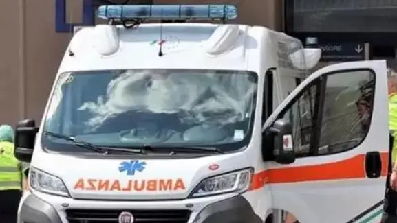L'uomo è stato soccorso dagli operatori sanitari del 118