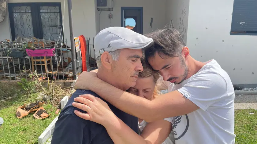 La disperazione della famiglia Cukali di fronte alla casa devastata dalla grandinata