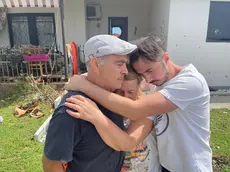 La disperazione della famiglia Cukali di fronte alla casa devastata dalla grandinata