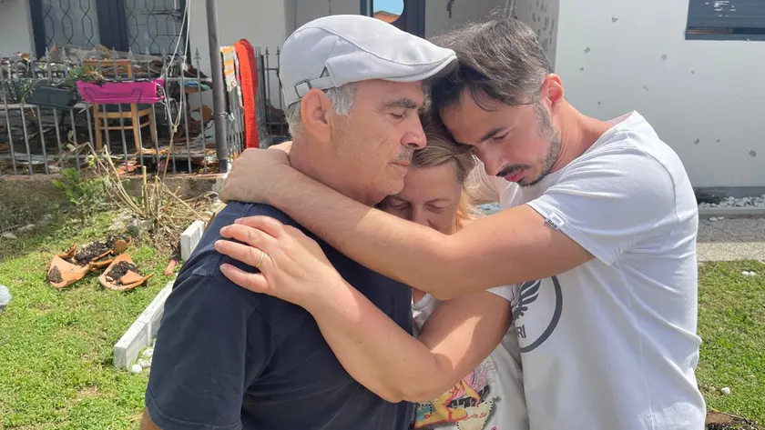 La disperazione della famiglia Cukali di fronte alla casa devastata dalla grandinata