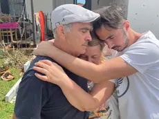 La disperazione della famiglia Cukali di fronte alla casa devastata dalla grandinata
