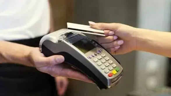 Per evitare problemi all'estero con prelievi di contanti e pagamenti è sempre meglio chiedere un consiglio alla propria banca