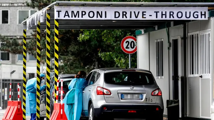 Il Drive Through dove si effettua il tampone per sapere se si è positivi al Covid-19 all'Ospedale San Carlo a Milano
