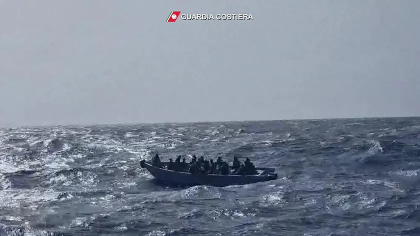 (fotogramma da video) Soccorso oggi di un motovedetta della Guardia costiera a sud-est di Lampedusa. L'equipaggio dell'unità navale ha tratto in salvo i 37 migranti che erano in balia delle onde a bordo di una piccola imbarcazione in legno di circa 7 metri. Le persone soccorse sono state successivamente trasferite in sicurezza sull'isola. 10 aprile 2024. ANSA/US GUARDIA COSTIERA + UFFICIO STAMPA, PRESS OFFICE, HANDOUT PHOTO, NO SALES, EDITORIAL USE ONLY + NPK