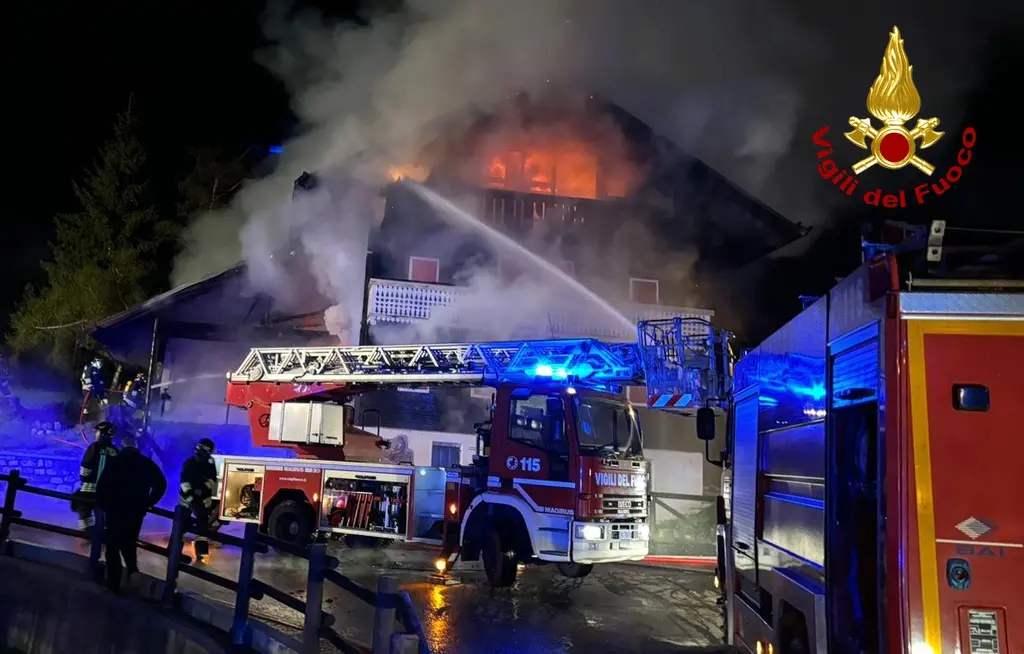 Un incendio è scoppiato nella notte tra il 2 e il 3 maggio su un’abitazione della borgata Mulbach a Sappada. L’immobile, una casa per vacanze di quattro piani che in questo periodo era vuota, è stato avvolto dalle fiamme intorno alla mezzanotte. A dare l’allarme un sappadino residente a poca distanza dall’abitazione in fiamme. Immediato l’intervento dei vigili del fuoco che sono arrivati sul posto in forze. I primi a raggiungere il luogo dell’incendio sono stati i pompieri della stazione di Santo Stefano di Cadore, seguiti a ruota dai colleghi di Tolmezzo e Rigolato e dal funzionario di guardia giunto dalla sede centrale del comando friulano con 2 autoscale e 3 autobotti per un totale di 20 persone al lavoro più una decina di volontari
