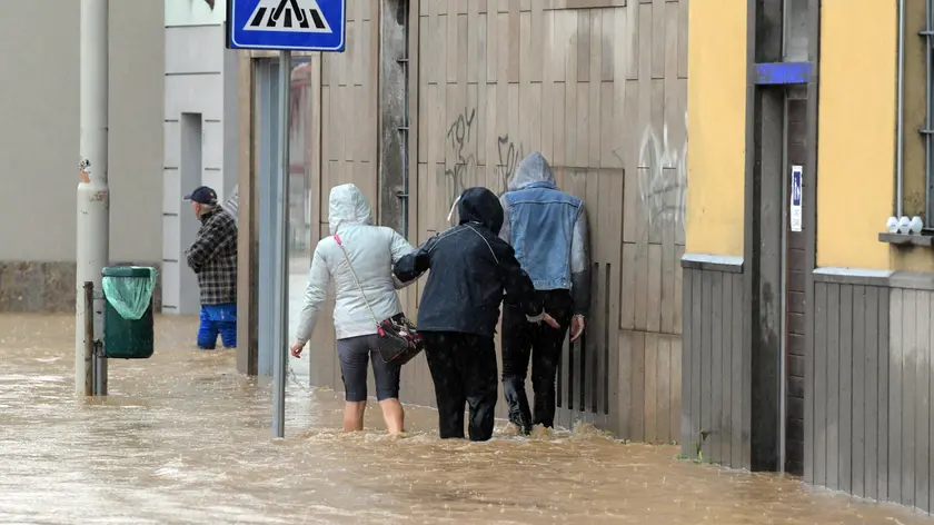 Allagamenti per l'esondazione del Naviglio a causa del forte maltempo nella frazione di Villa Fornaci a Bellinzago Lombardo, 15 maggio 2024. ANSA/ANDREA CANALI