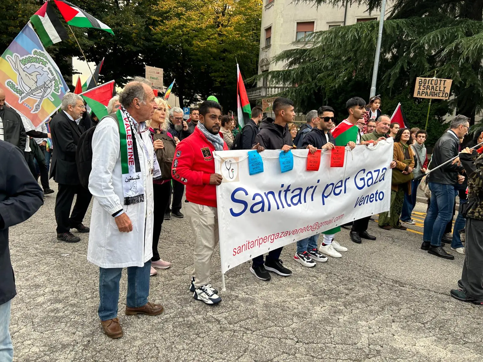Sono più di 1500, secondo una prima stima delle forze dell'ordine, le persone che stanno partecipando al corteo pro-Palestina partito da piazza della Repubblica e diretto in piazza XX Settembre a Udine. Prima della partenza un minuto di silenzio per le vittime della guerra Foto Edoardo Di Salvo e Giacomina Pellizzari