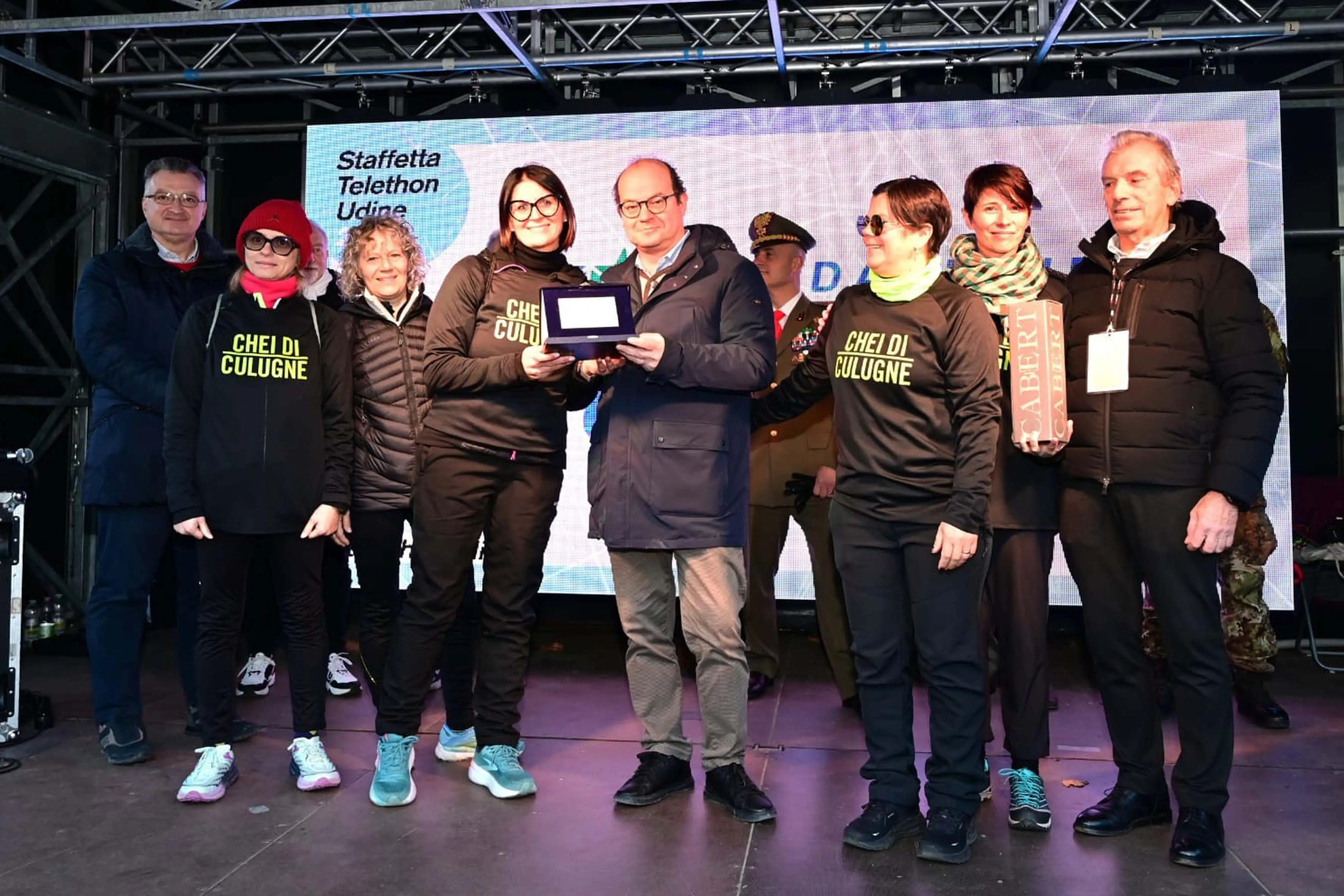 La 26esima edizione della Staffetta Telethon ha visto Udine animata da 870 squadre, per un totale di oltre 22mila partecipanti, tra cui 1.500 studenti. L'evento, che si è svolto dal 30 novembre al 1 dicembre, ha battuto un nuovo record di solidarietà, con la speranza di superare i 320mila euro di donazioni per la ricerca sulle malattie genetiche rare. Molti sportivi, tra cui il campione paralimpico Antonio Fantin, hanno preso parte all'iniziativa, insieme a tanti altri volontari e partecipanti, che hanno corso su un percorso di 1.920 metri nel cuore della città. Un grande successo, che ha coinvolto anche diverse associazioni e realtà locali. Foto Petrussi