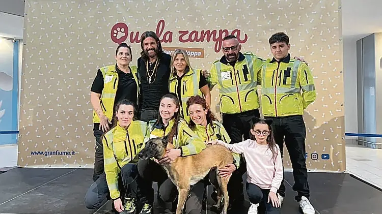 Nicola d’Agostino con la figlia, i volontari di Mifidodite e il volto televisivo Edoardo Stoppa a un evento ”Qua la zampa” a Fiume Veneto