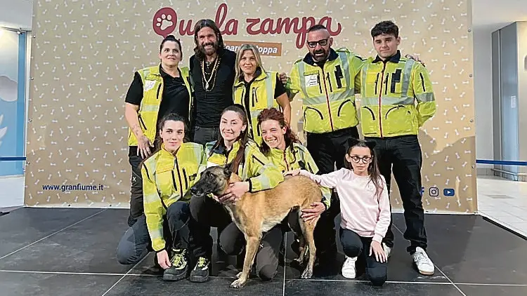 Nicola d’Agostino con la figlia, i volontari di Mifidodite e il volto televisivo Edoardo Stoppa a un evento ”Qua la zampa” a Fiume Veneto