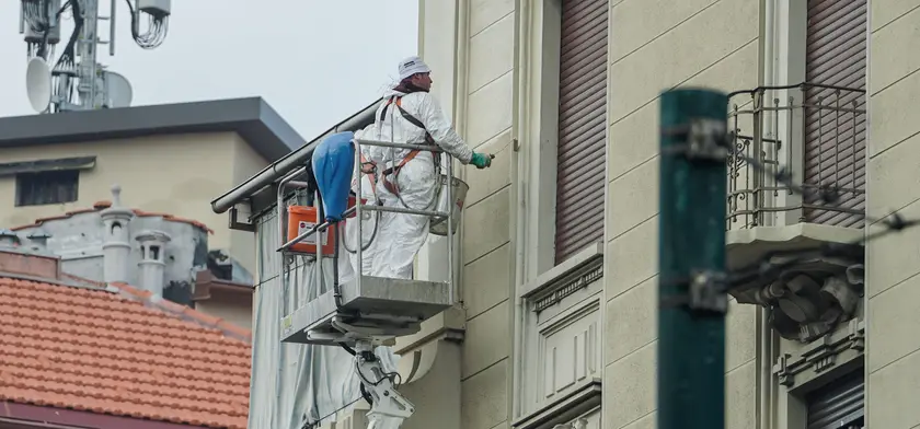 Impalcature montate sulle facciate di palazzi in ristrutturazione, Torino, 21 ottobre 2021. ANSA/JESSICA PASQUALON