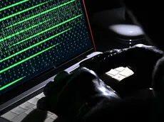 Un'immagine che simula e rappresenta la figura di un hacker impegnato in un attacco informatico. Gli Stati Uniti e i suoi piÃ¹ stretti alleati hanno accusatato formalmente la Cina di essere dietro a un'ondata di cyber attacchi senza precedenti che hanno colpito Microsoft e diverse aziende sparse per il mondo.ANSA/ ALESSANDRO DI MARCO