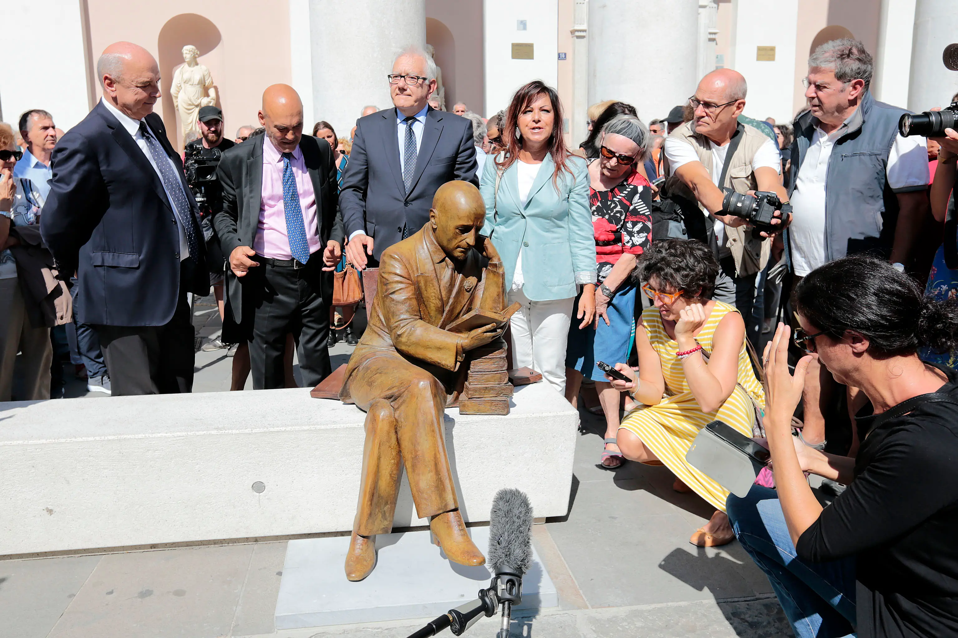 L'inaugurazione della statua dedicata a D'Annunzio