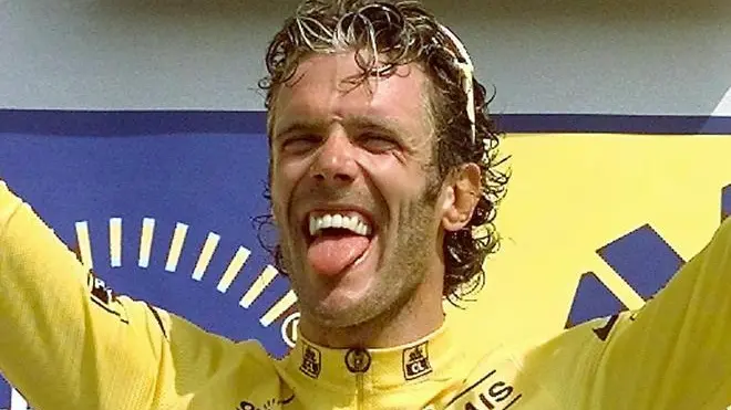 Il ciclista Mario Cipollini in maglia gialla festeggia sul podio dopo aver vinto la seconda tappa del Tour de France, 262 chilometri tra Saint-Valery-en-Caux e Vire il 07 luglio 1997. ANSA/PASCAL PAVANI