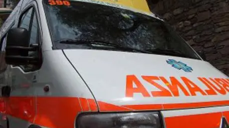 Sul posto è intervenuto anche l'equipaggio di un'ambulanza (foto d'archivio)