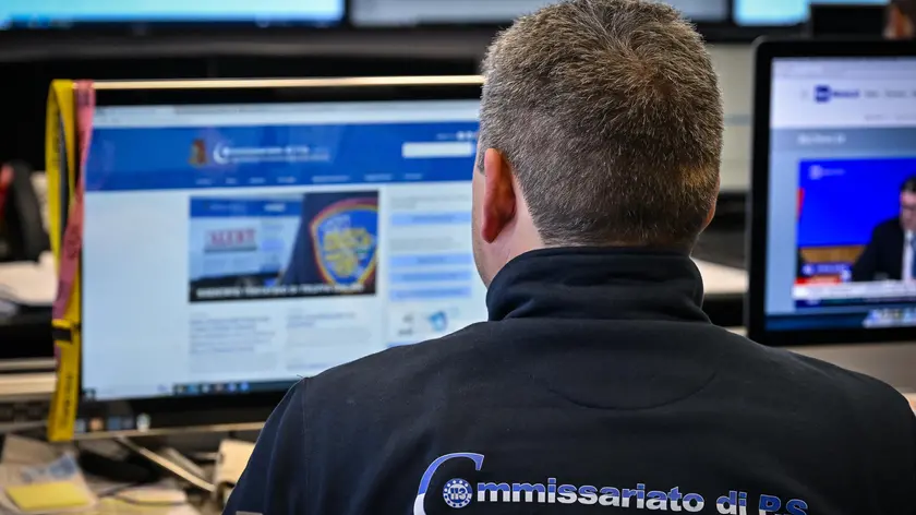 La centrale operativa della Polizia Postale che opera per contrastare le truffe, le frodi e i reati commessi on line, Roma 9 aprile 2024. ANSA/ALESSANDRO DI MEO (intelligenza artificiale, hacker, cyber security, cybercrime, computer, simbolica, generica, controllo, controlli, monitoraggio)