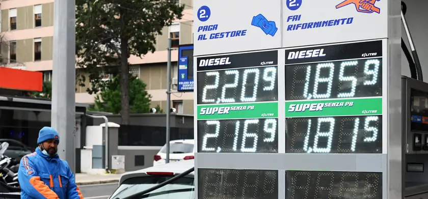 STAZIONE DI SERVIZIO DISTRIBUTORE DI BENZINA BENZINAIO CARO CARBURANTE PREZZI