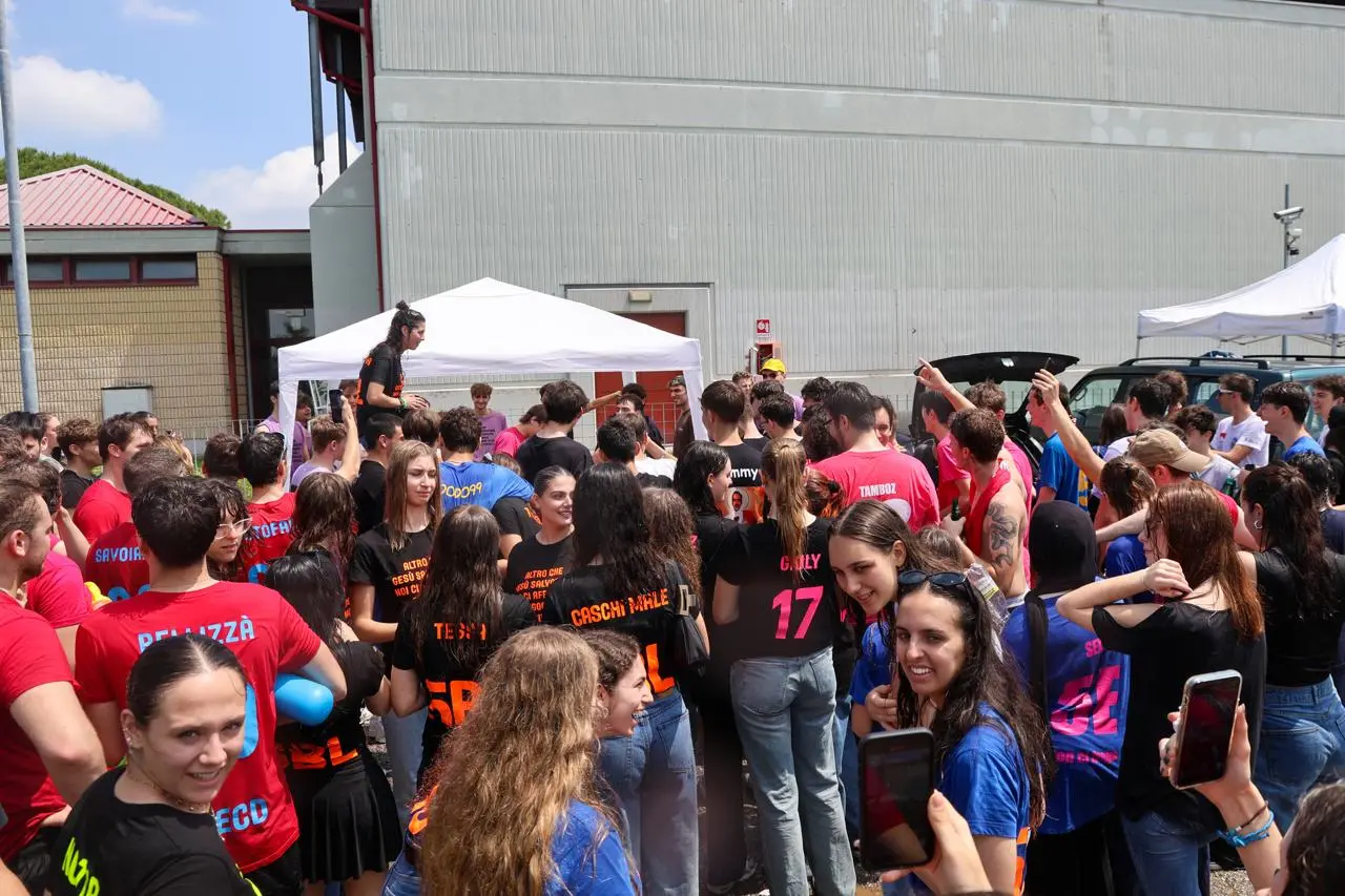 Una tradizione oramai consolidata a Udine: gli studenti, al termine delle lezioni, decidono di "rinfrescarsi" con bottiglie d'acqua e gavettoni (Foto Petrussi)