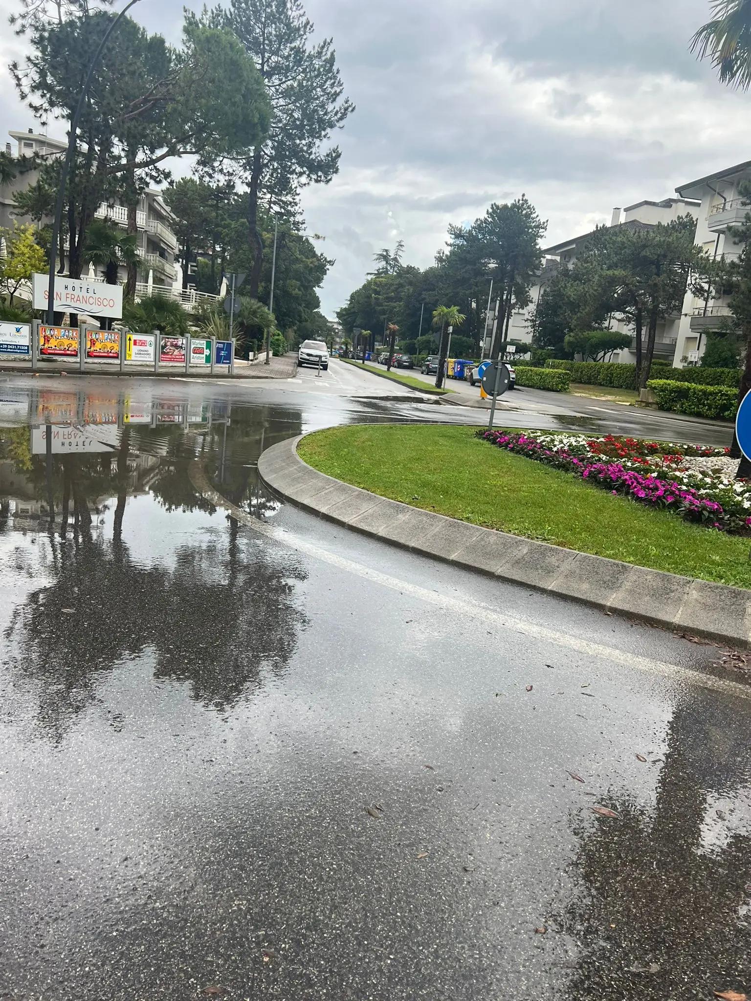 Una bomba d'acqua si è abbattuta nelle prime ore di venerdì mattina a Lignano: la località balneare è finita sott'acqua. Sono stati attivati 28 volontari con 9 automezzi per la gestione delle problematiche conseguenti all’evento meteo e il monitoraggio del territorio