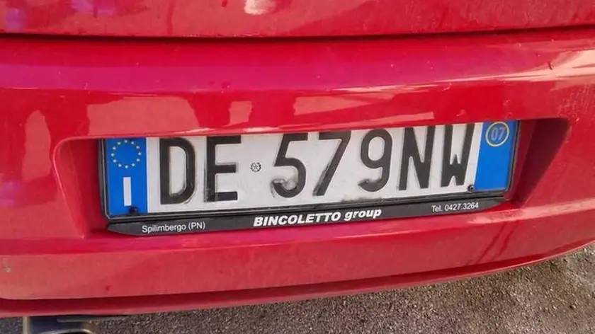 Una delle targhe che è stata modificata a Marano, utilizzando il nastro adesivo nero: la F è diventata una E