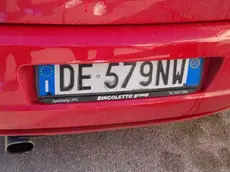 Una delle targhe che è stata modificata a Marano, utilizzando il nastro adesivo nero: la F è diventata una E