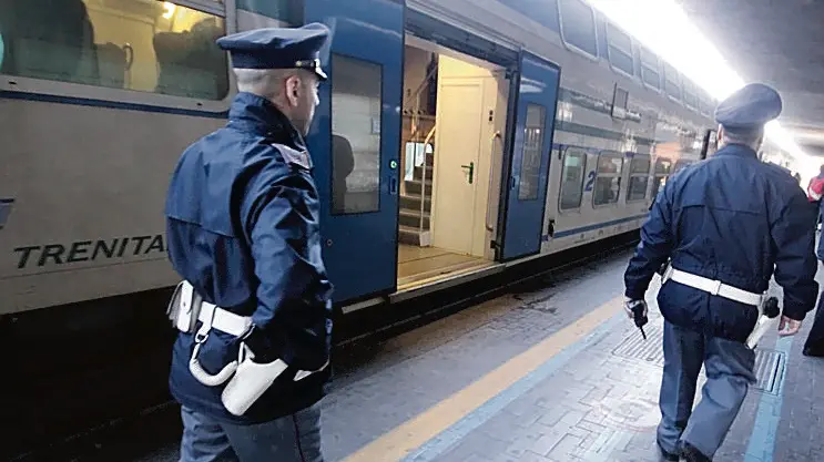 Le forze dell’ordine sono al lavoro per identificare l’aggressore