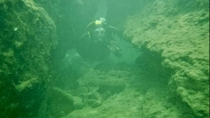 I subacquei dell’associazione del Manta Sub nel fondale del Natisone sotto il ponte Romano