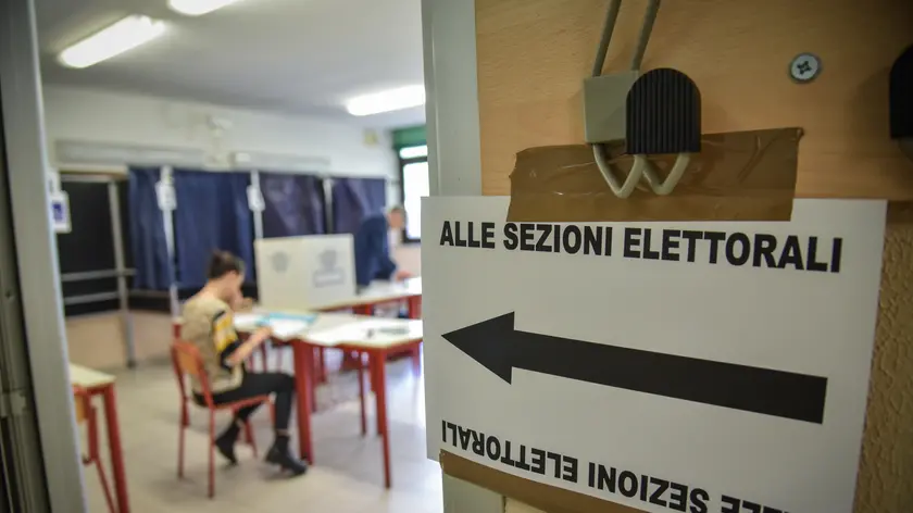 Il seggio elettorale delle elezioni europee di via Martinettii, Milano 8 Giugno 2024 ANSA/MATTEO CORNER