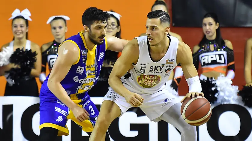 Un duello tra Lucio Redivo e Mirza Alibegovic durante il derby dello scorso 22 ottobre vinto 90-80 dall’Apu
