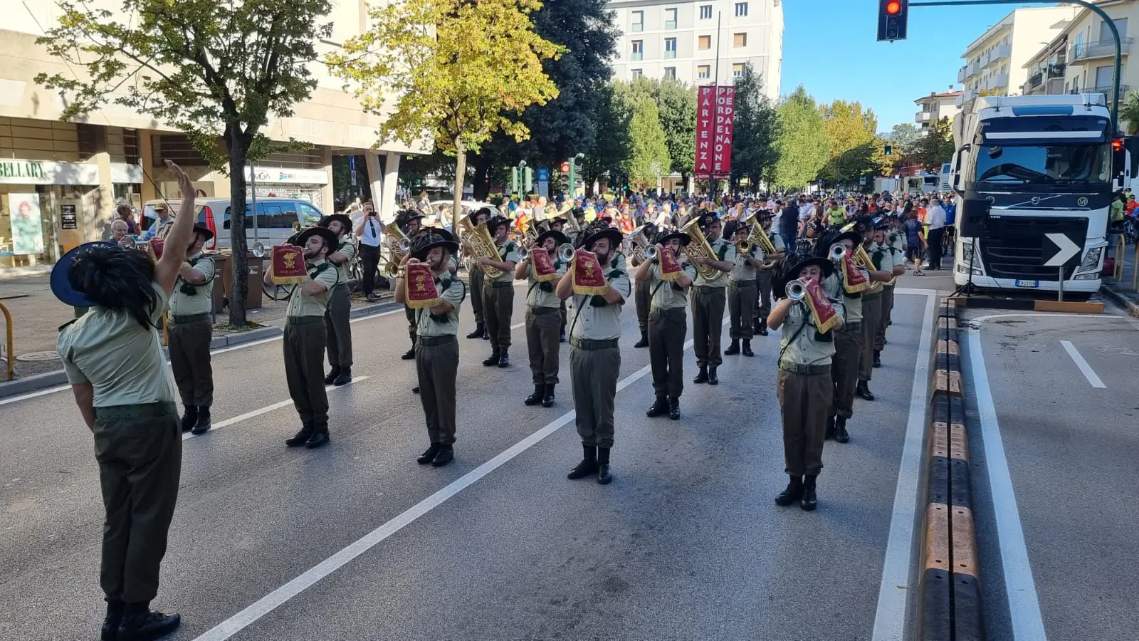 Edizione riuscita, la numero 49, per la Pordenone pedala, sotto un bel sole e con circa 4 mila partecipanti stimati. Il serpentone si è snodato da Pordenone a Porcia, Brugnera, Sacile, con rientro via Fontanafredda a Pordenone. Poi la tradizionale pastasciutta collettiva a Parco Galvani e le premiazioni delle categorie che hanno preso parte all’evento. Soddisfazione per il presidente Luigi Tomadini e lo staff che ha contribuito alla riuscita dell’evento.