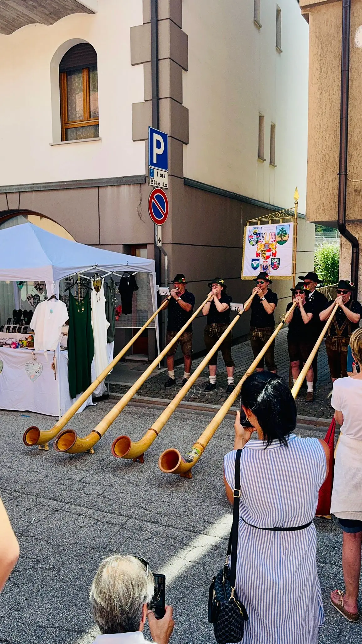 A Pontebba, in occasione di Fen Art 2024, sono arrivati artisti da Indonesia, Stati Uniti, Croazia, Slovenia, Ucraina, Lituania e Messico per la realizzazione di animali e creature fiabesche. Il comune si è riempito di visitatori sin dalla mattina di domenica 14 luglio, giunti per ammirare le sculture dei sei team costruite con impalcature di ferro, legno e rivestimento di paglia e fieno.