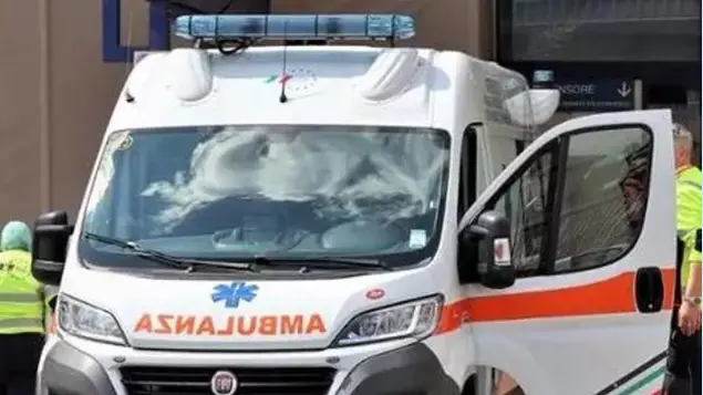 L'uomo è stato trasportato in ambulanza all'ospedale di Udine