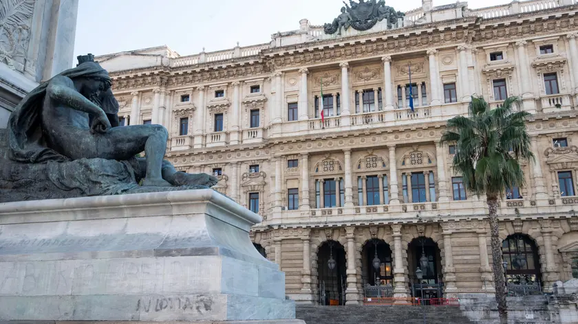 Una veduta esterna del 'Palazzaccio' o Palazzo di Giustizia, meglio conosciuto come la sede della Corte di Cassazione, in piazza Cavour a Roma, 26 novembre 2020. E' attesa per oggi la sentenza in Cassazione per il crollo della Torre Piloti, avvenuto il 7 maggio 2013 nel porto di Genova quando il cargo Jolly Nero della compagnia Messina urtò in manovra l'edificio. Lo schianto causò la morte di nove persone. ANSA/CLAUDIO PERI