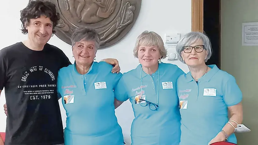 Da sinistra il primario, Paolo Agostinis, e le volontarie, Dina Pellizzotti, Lucia Tassotti e Luigia De Toni