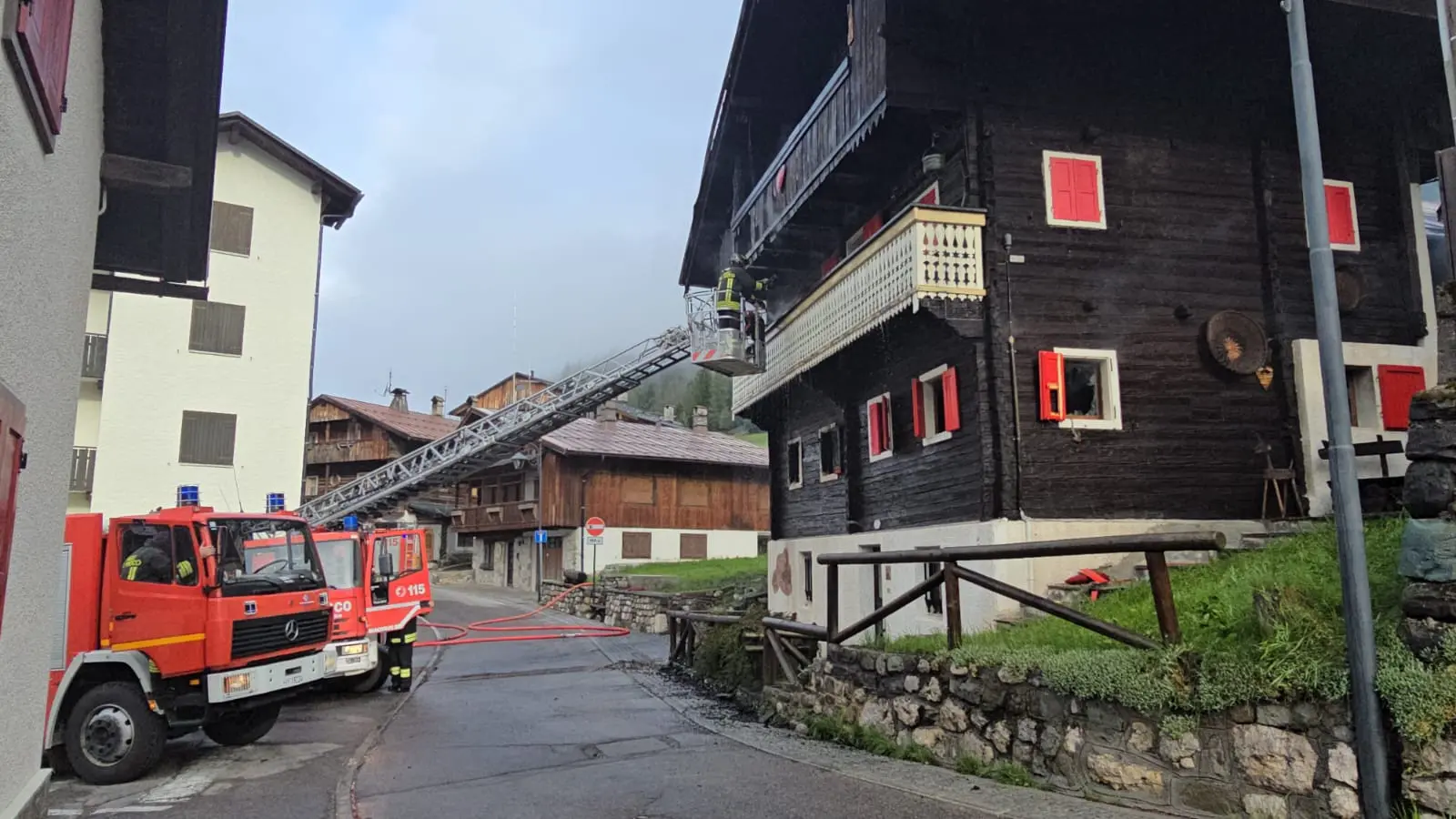 Ancora al lavoro, dopo ore, i vigili del fuoco per la messa in sicurezza dell'area interessata dall'incendio