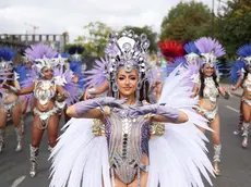 epa10825358 Performers in costumes take part in the Notting Hill Carnival in London, Britain, 28 August 2023. Notting Hill is the largest street carnival in Europe and a community-led celebration of Caribbean history and culture, this year running from 27 to 28 August. EPA/NEIL HALL