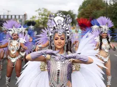 epa10825358 Performers in costumes take part in the Notting Hill Carnival in London, Britain, 28 August 2023. Notting Hill is the largest street carnival in Europe and a community-led celebration of Caribbean history and culture, this year running from 27 to 28 August. EPA/NEIL HALL